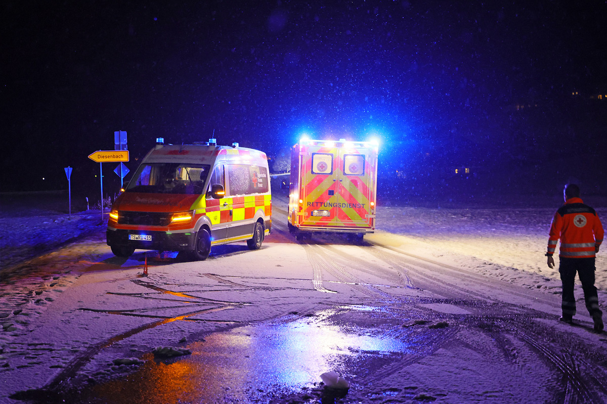Teisendorf BY – Eine Tote und mehrere Verletzte nach Unfall im Gegenverkehr