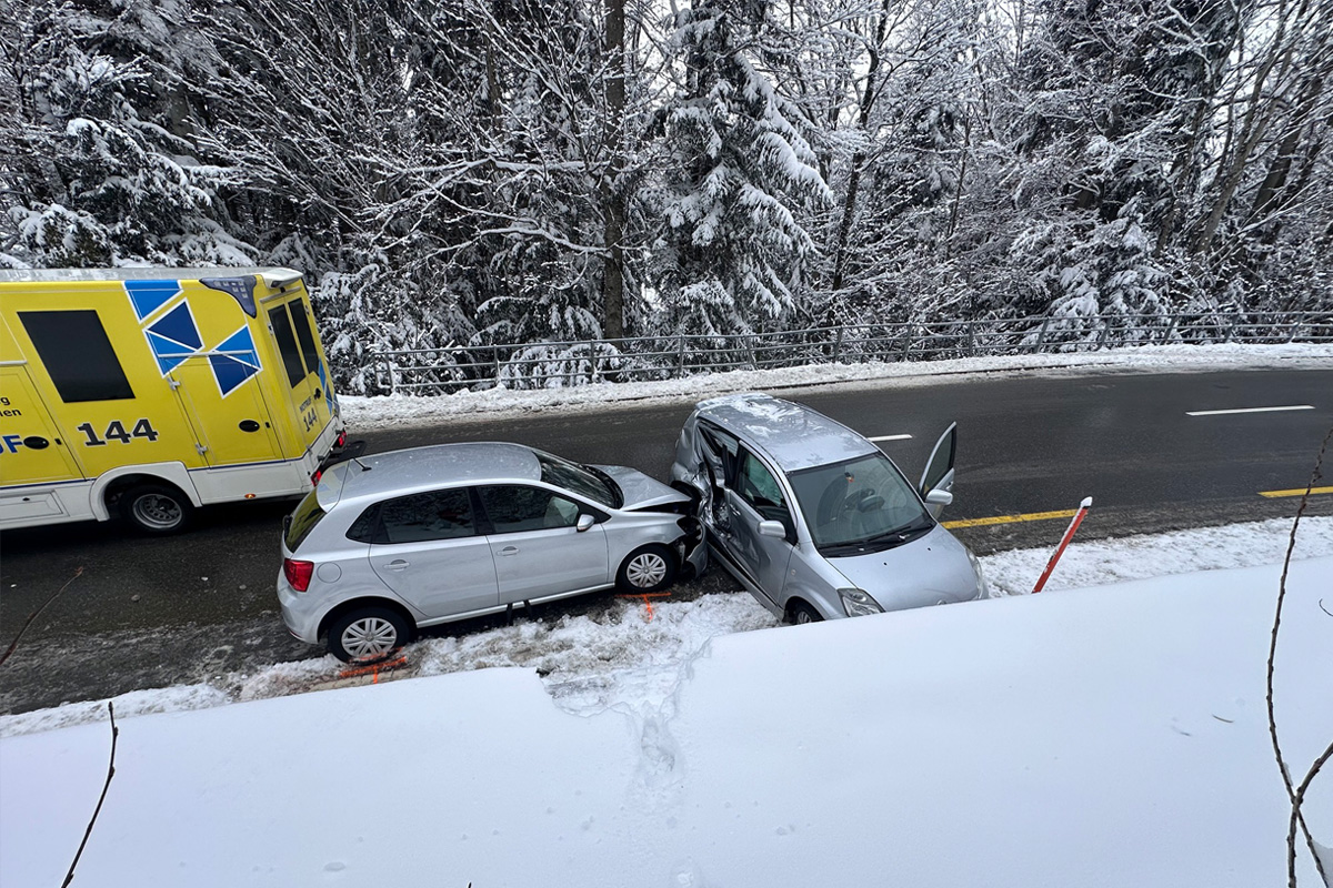 Herisau AR – Vier Personen bei Unfall im Gegenverkehr verletzt