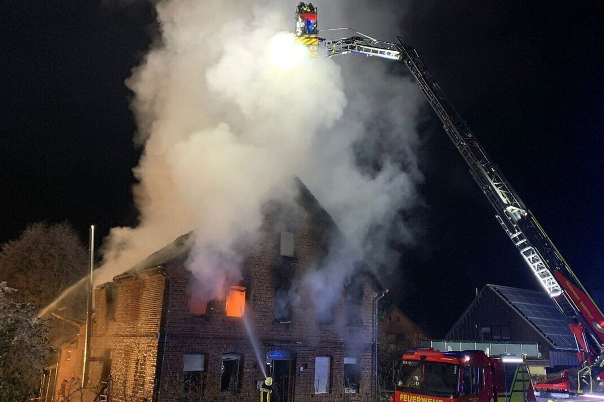 Dörentrup NW - Ein Toter nach Brand von Wohnhaus mit Explosion
