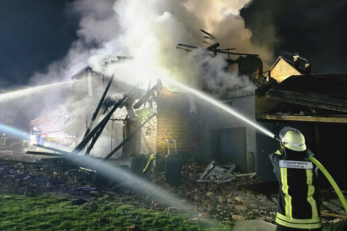 Dörentrup NW - Ein Toter nach Brand von Wohnhaus mit Explosion