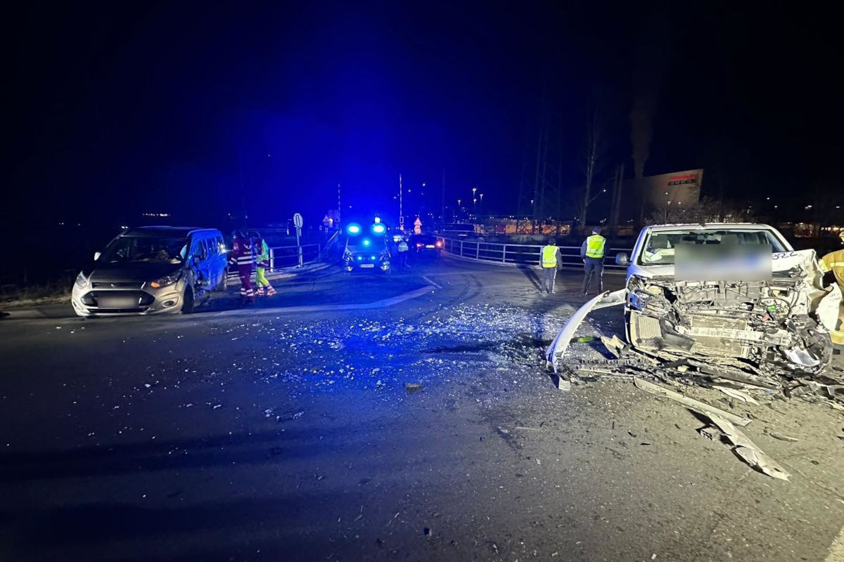 St. Johann in Tirol – Zwei Verletzte bei heftigem Unfall
