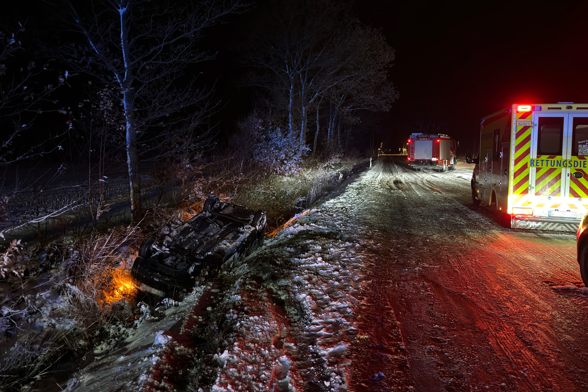 Aurich NI – Auto überschlägt sich und landet kopfüber im Graben