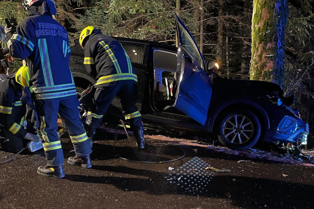 Unfall in Bregenz V – Auto prallt gegen Baum