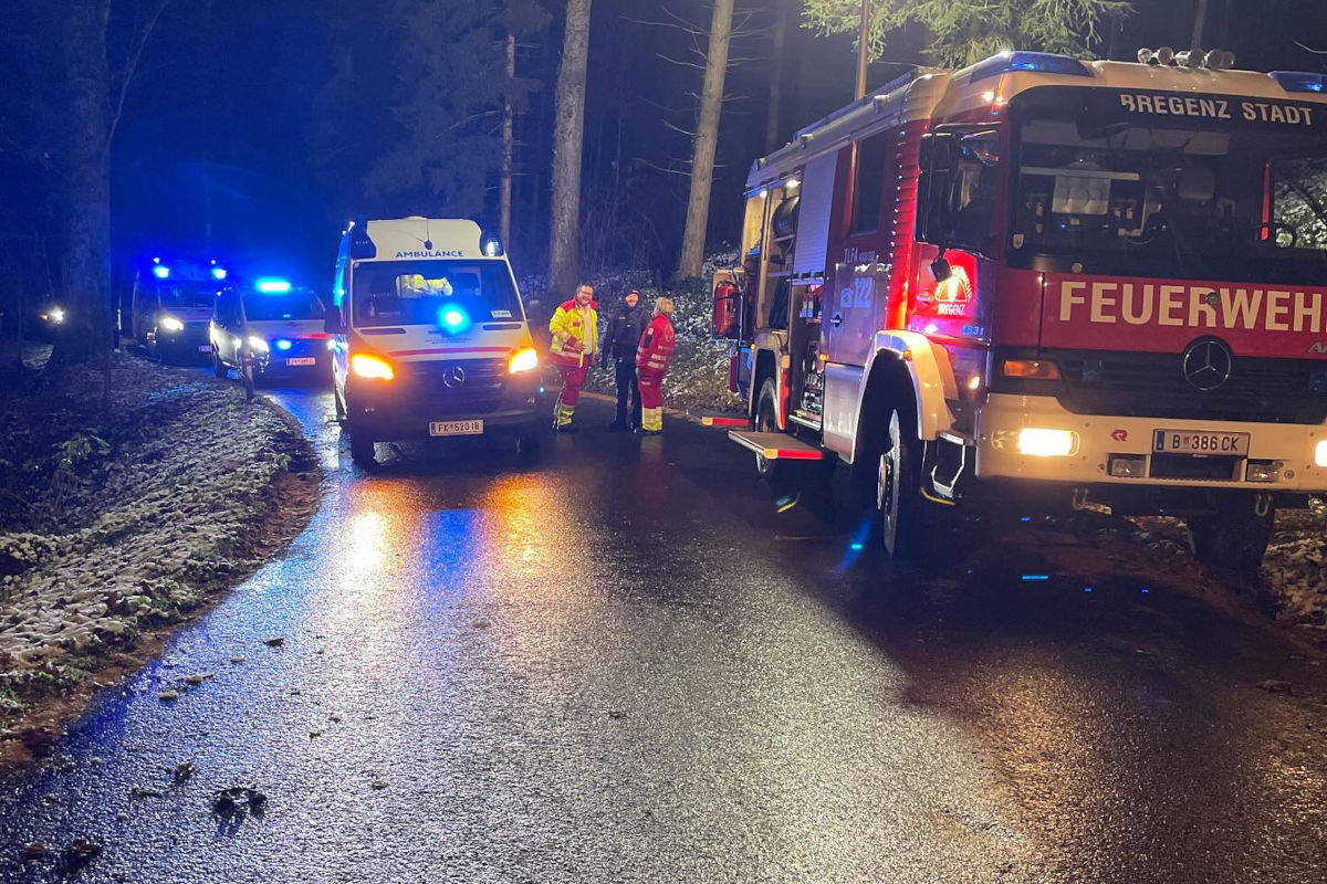 Unfall in Bregenz V – Auto prallt gegen Baum