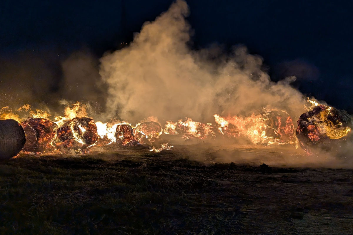 Neusiedl am See B – Strohballen in Brand