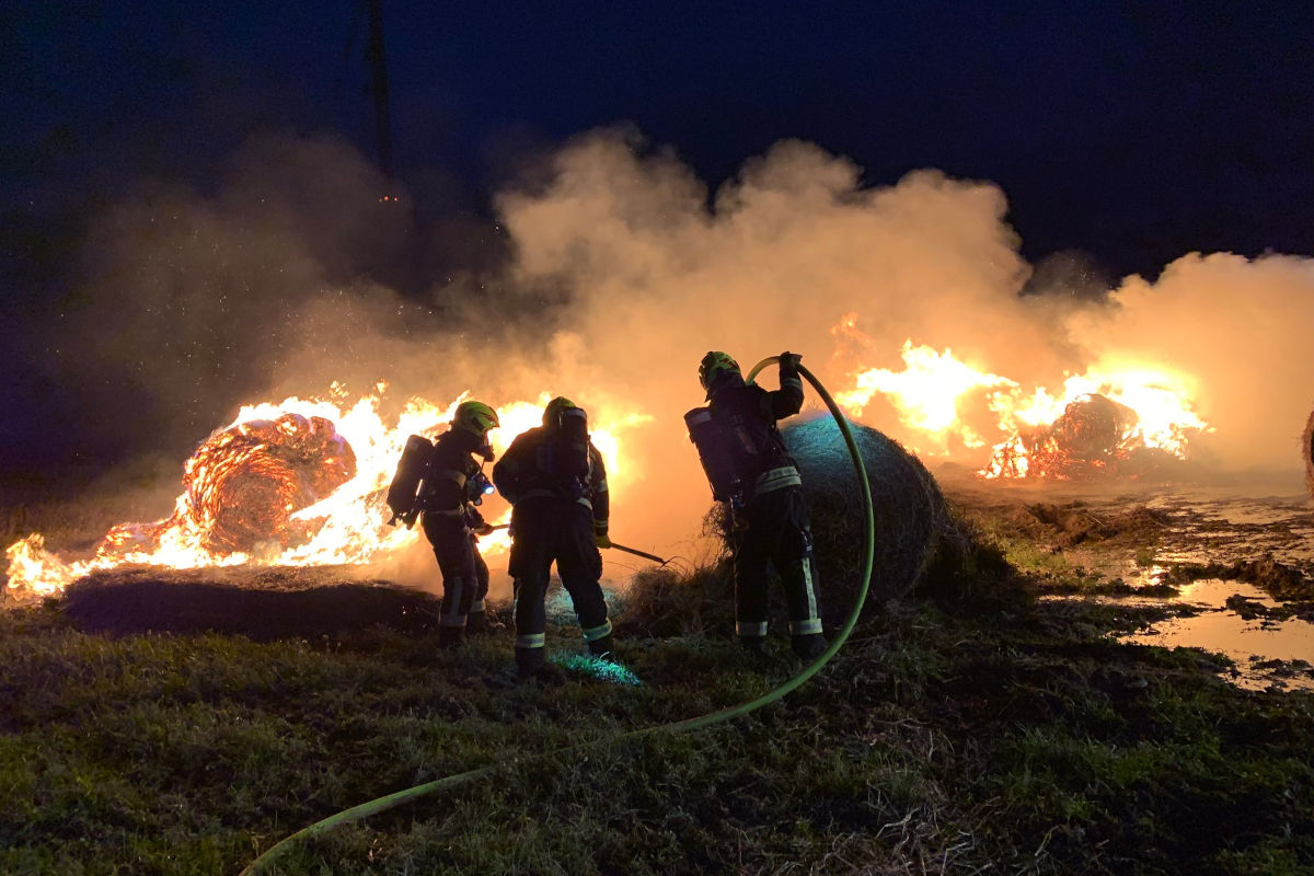 Neusiedl am See B – Strohballen in Brand