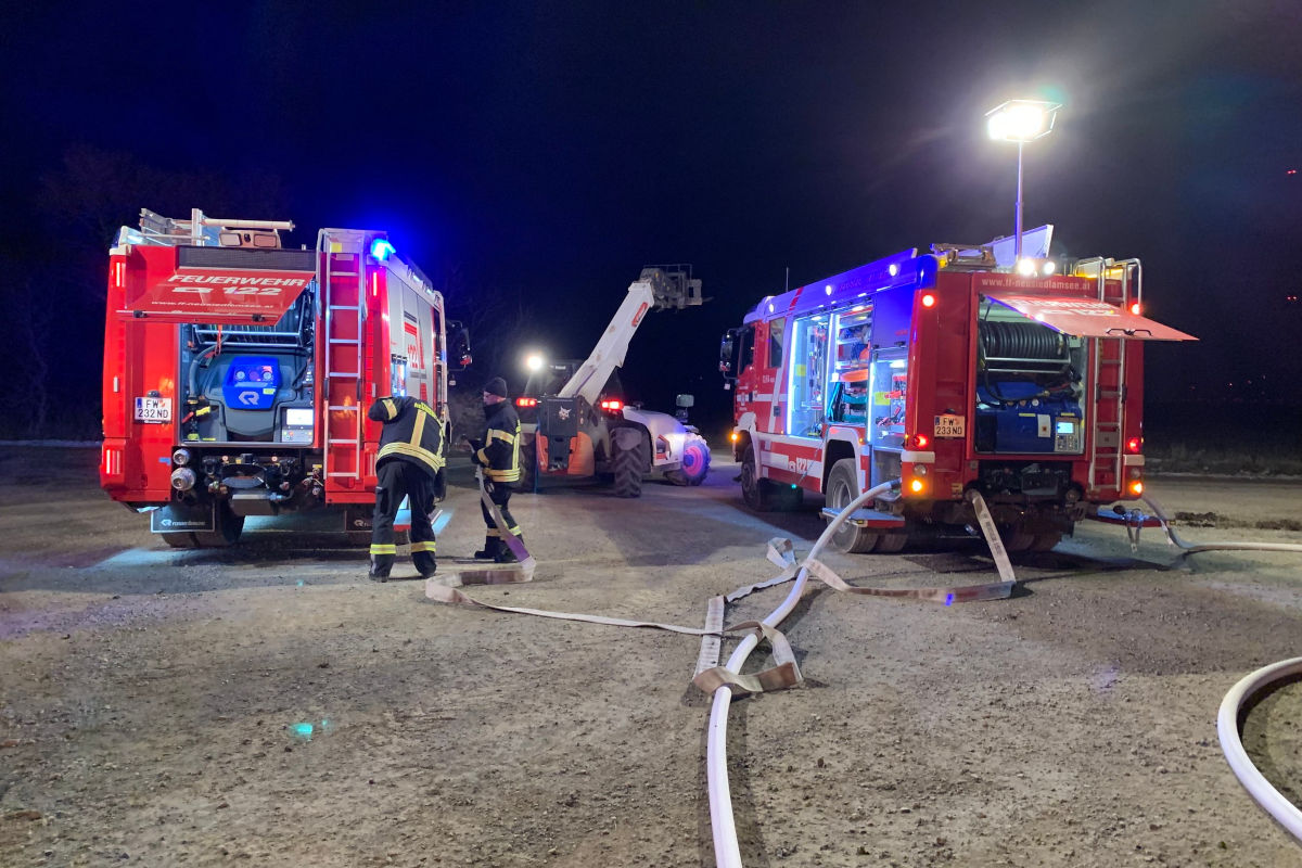 Neusiedl am See B – Strohballen in Brand