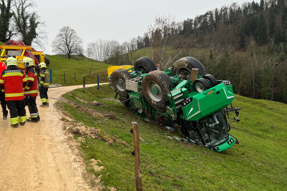 Unfall in Bärschwil SO – Arbeitskarren überschlägt sich