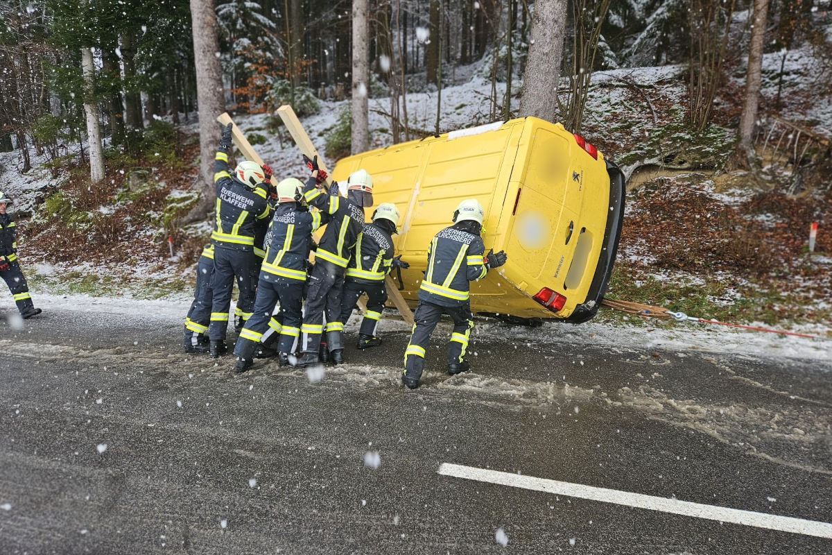 Ulrichsberg OÖ – Lenkerin gerät ins Schleudern und kippt mit Pkw