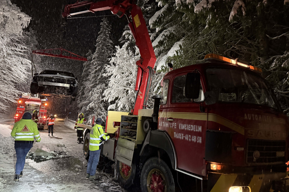 Oberiberg SZ – Fahrzeugbrand auf verschneiter Strasse