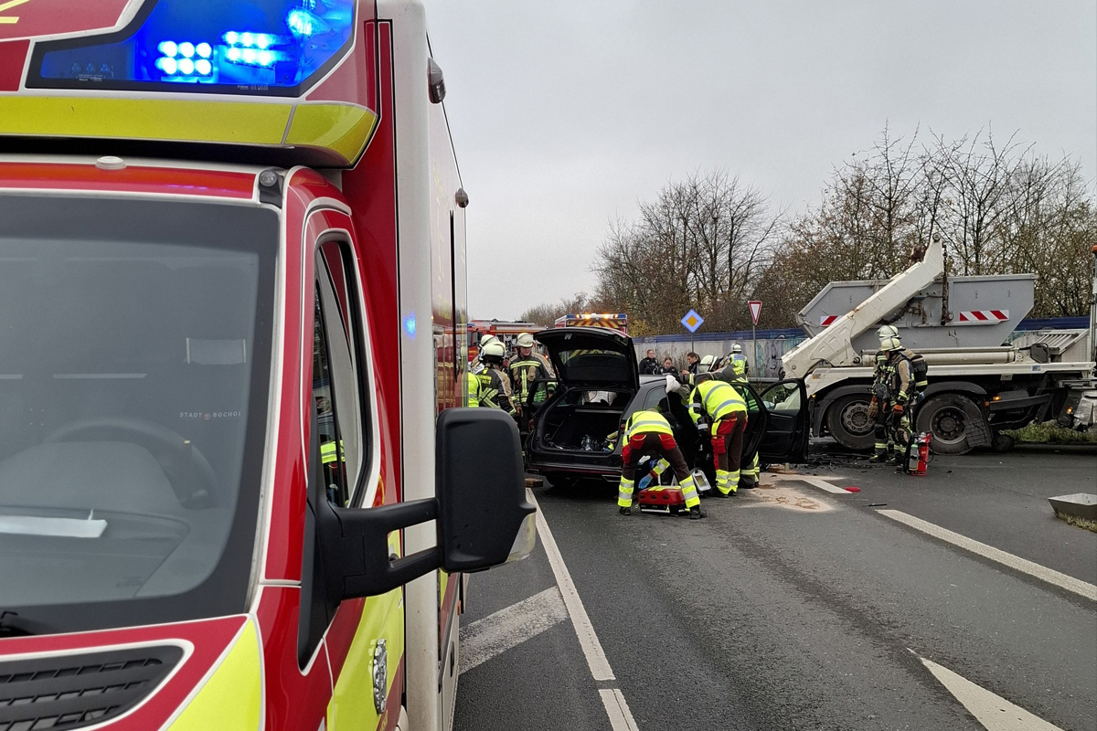 Bocholt NW – Eine Schwerverletzte bei Unfall zwischen Pkw und Lkw