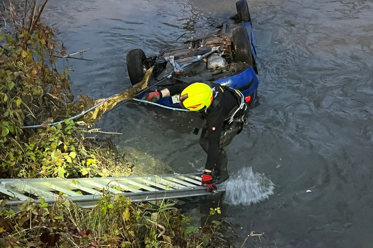 Unfall in Kitzeck im Sausal ST – Auto stürzt in Fluss