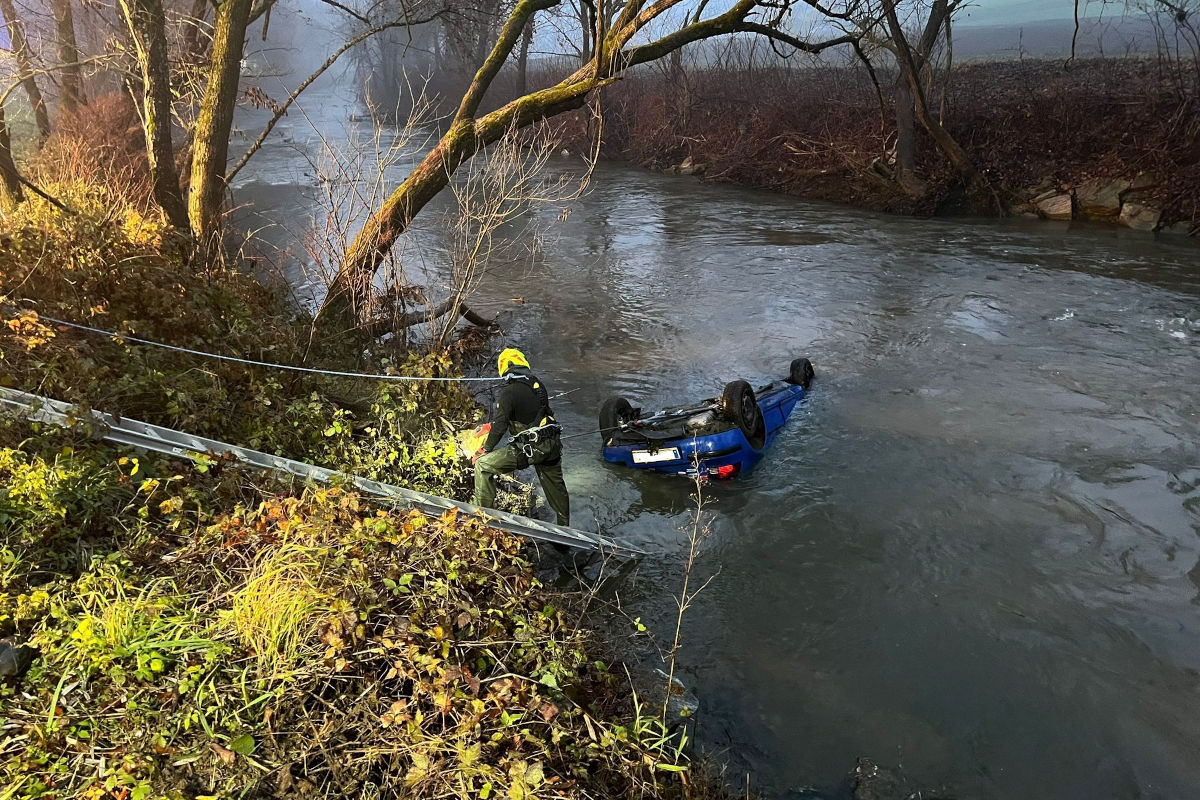 Unfall in Kitzeck im Sausal ST – Auto stürzt in Fluss