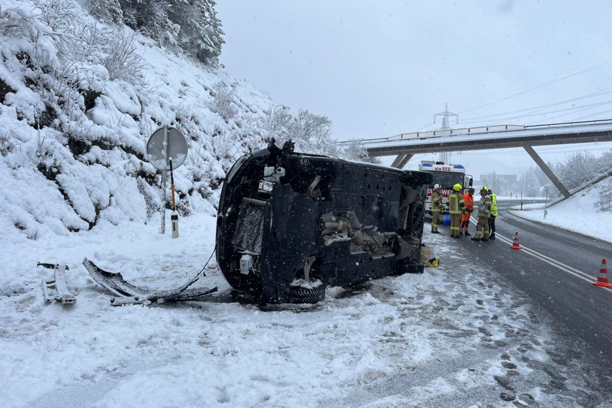 Der Pkw prallte gegen eine Steinmauer.