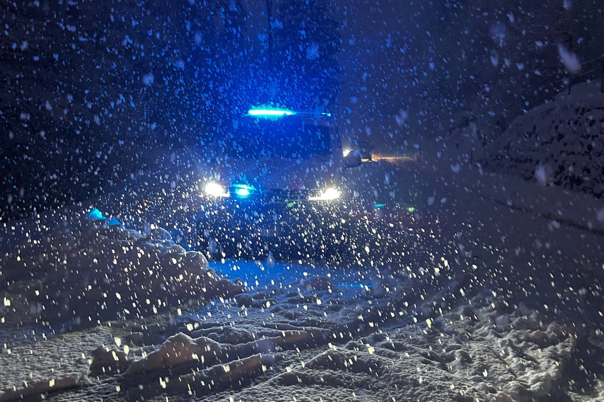 Lungern OW – Lieferwagen mit Sommerreifen prallt gegen Leitplanke