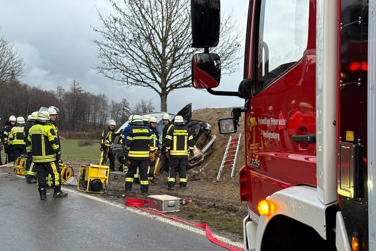Heiligenberg BW – Fahrerin nach Unfall auf Erdwall eingeschlossen