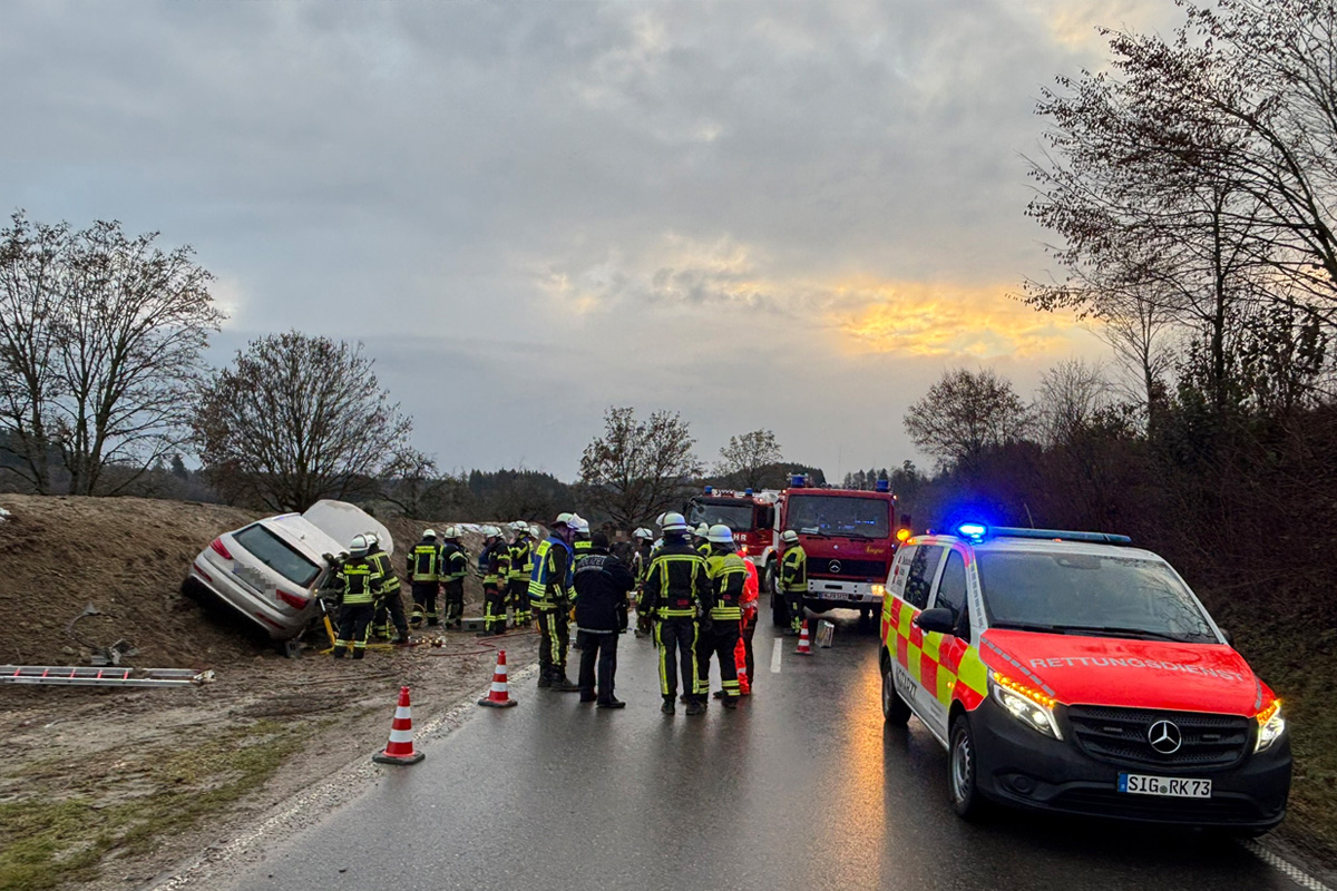 Heiligenberg BW – Fahrerin nach Unfall auf Erdwall eingeschlossen