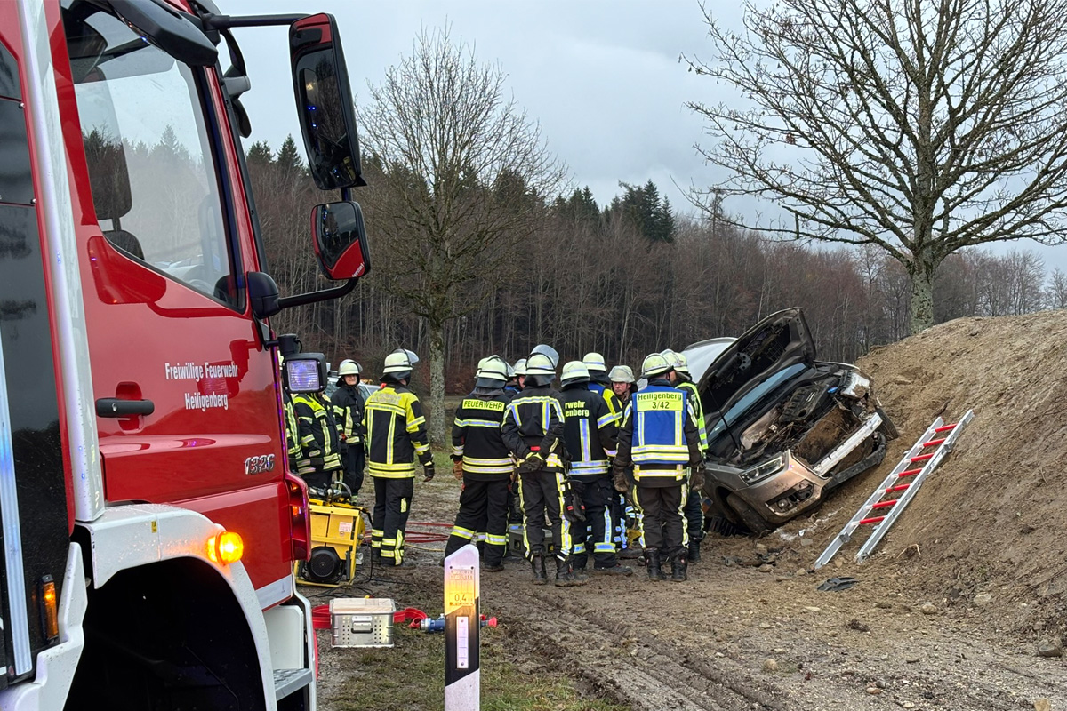 Heiligenberg BW – Fahrerin nach Unfall auf Erdwall eingeschlossen