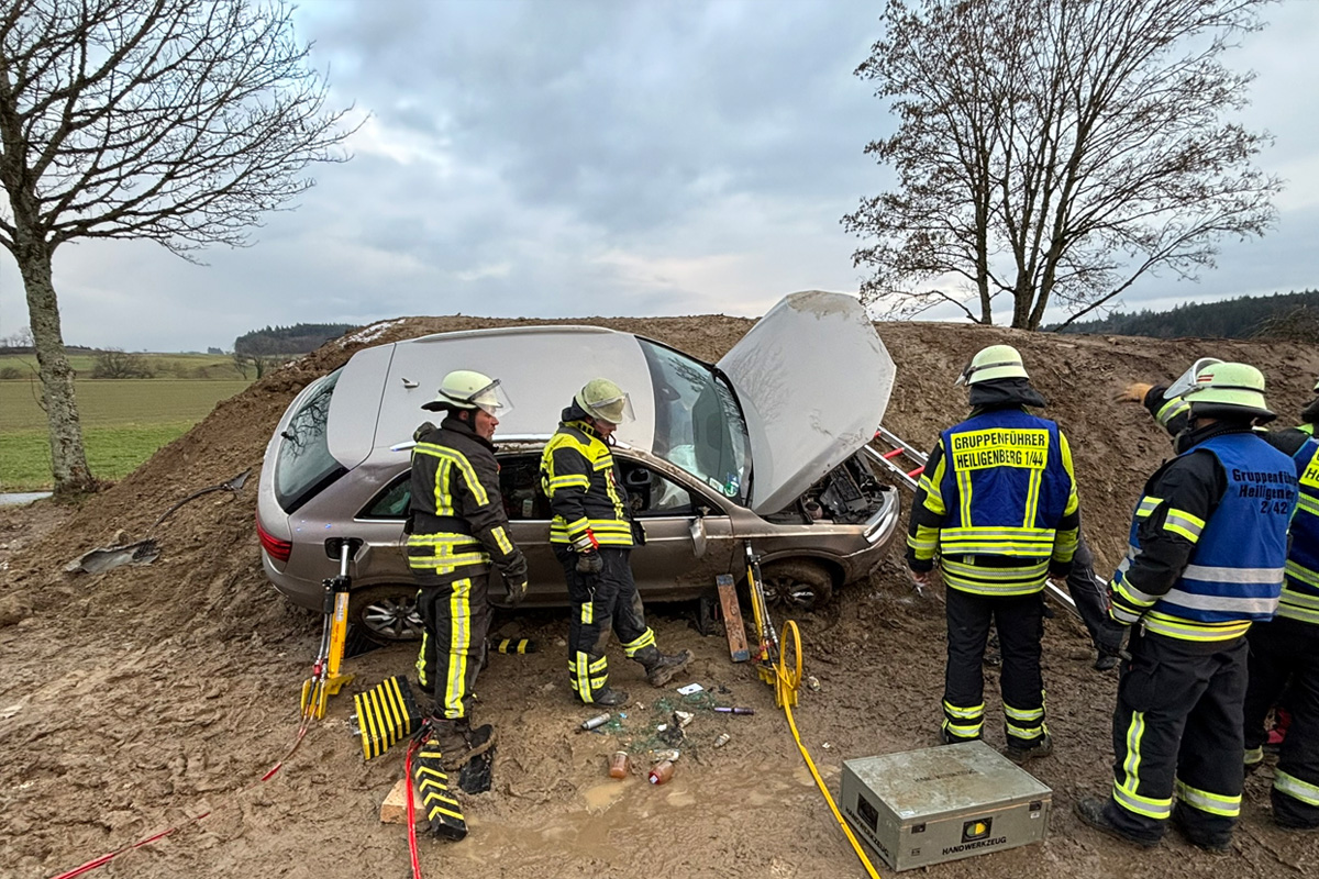 Heiligenberg BW – Fahrerin nach Unfall auf Erdwall eingeschlossen