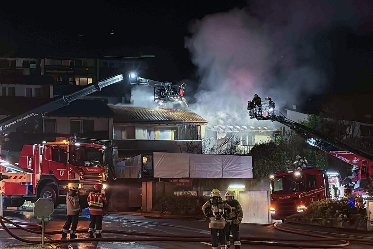 Liestal BL – Haus brennt – Feuerwehr im Grosseinsatz
