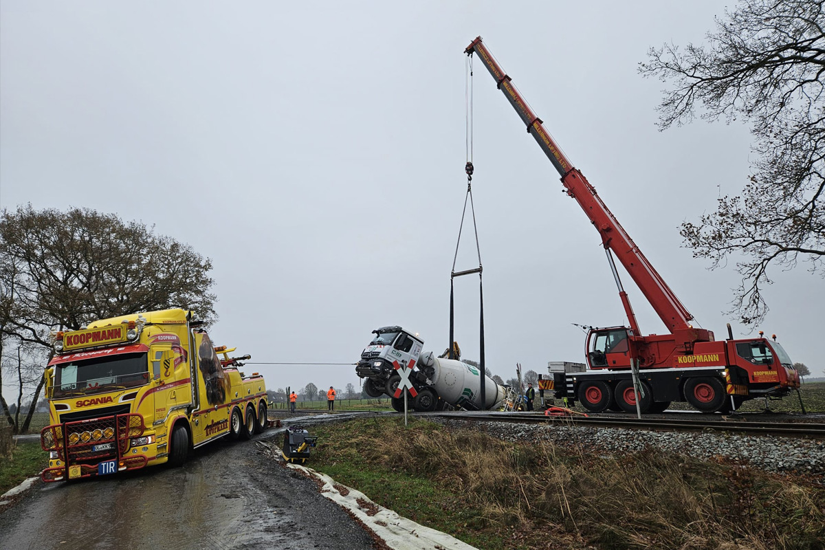 Kutenholz NI – Betonmischer rutscht in Graben und blockiert Bahnstrecke