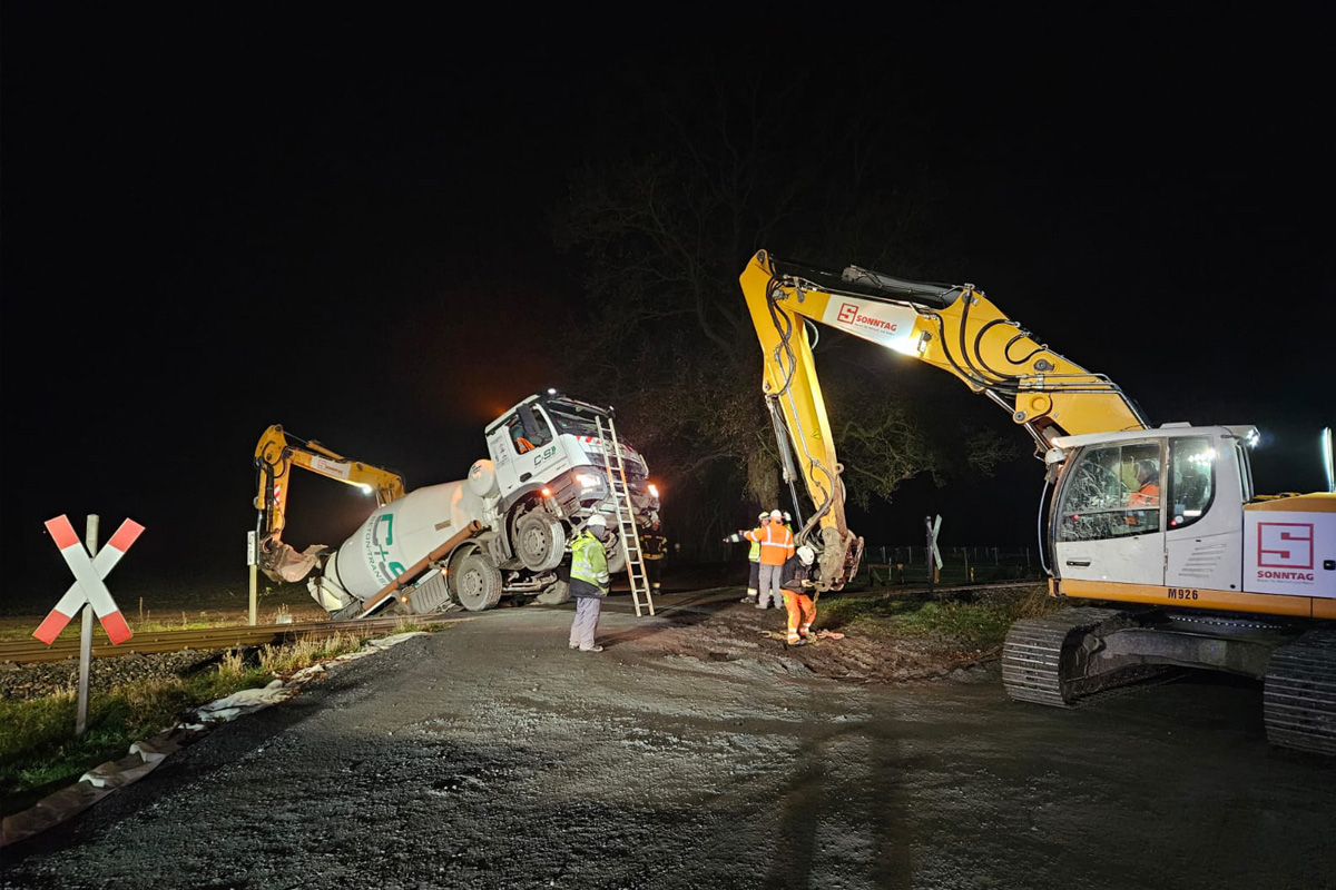 Kutenholz NI – Betonmischer rutscht in Graben und blockiert Bahnstrecke