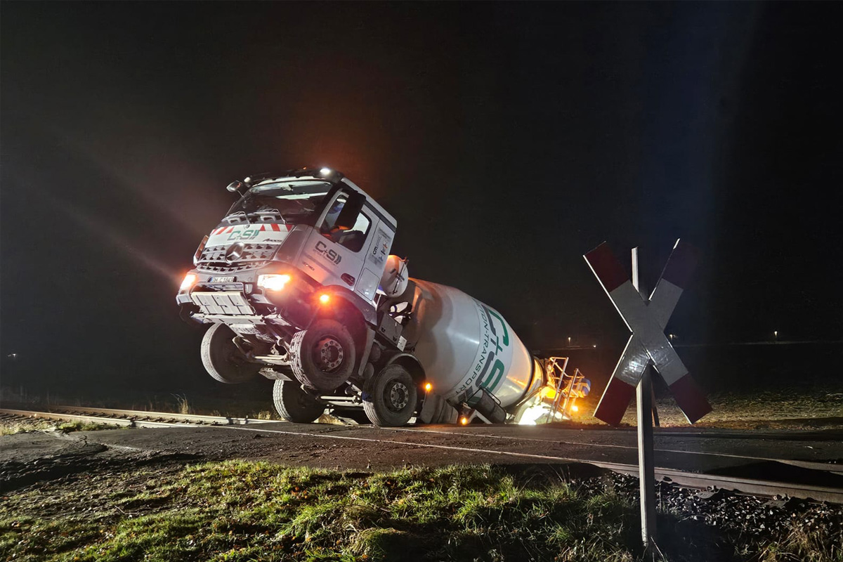 Kutenholz NI – Betonmischer rutscht in Graben und blockiert Bahnstrecke