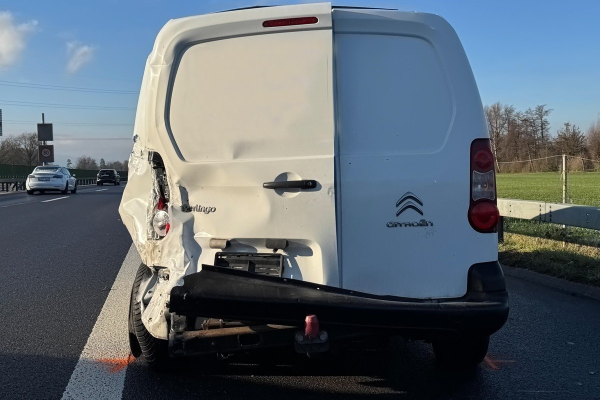 A14 Baar ZG – Auto landet nach Unfall im Wiesland