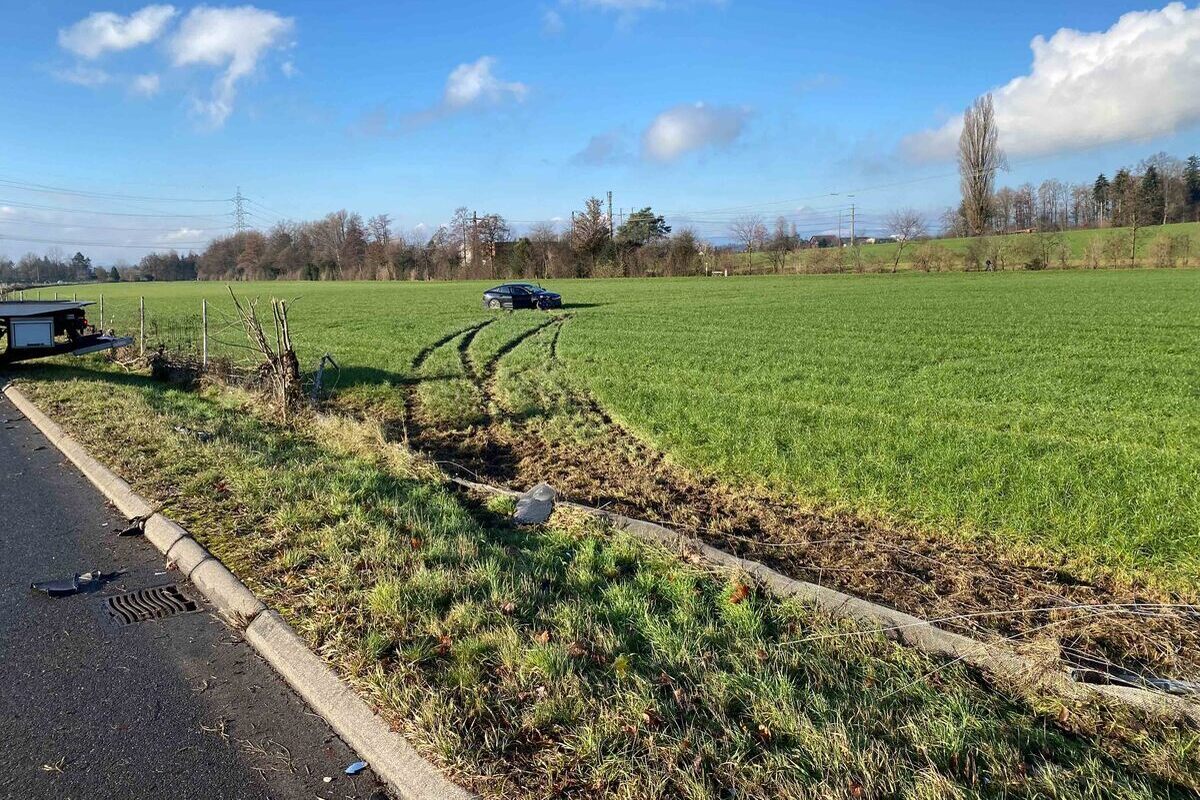 A14 Baar ZG – Auto landet nach Unfall im Wiesland