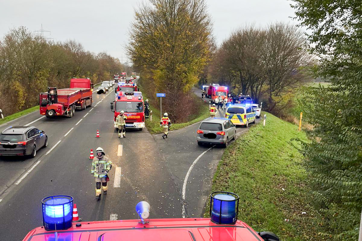 Kalkar NW – Autofahrer nach Unfall eingeklemmt und schwer verletzt
