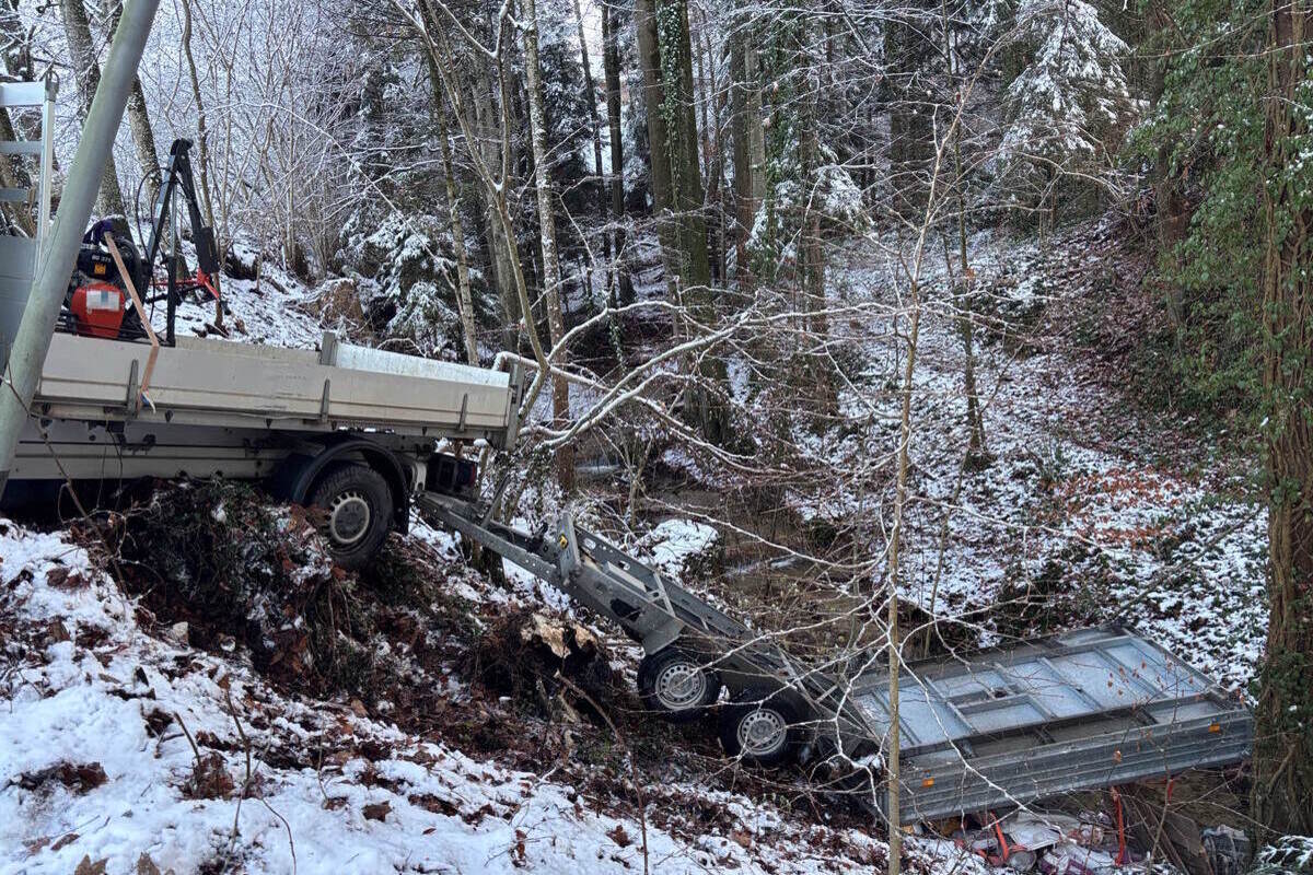 Bichwil SG – Lieferwagen rutscht zurück – Anhänger stürzt in Bach