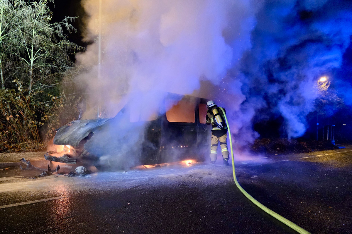 Essen NW – Kleintransporter bei Brand zerstört