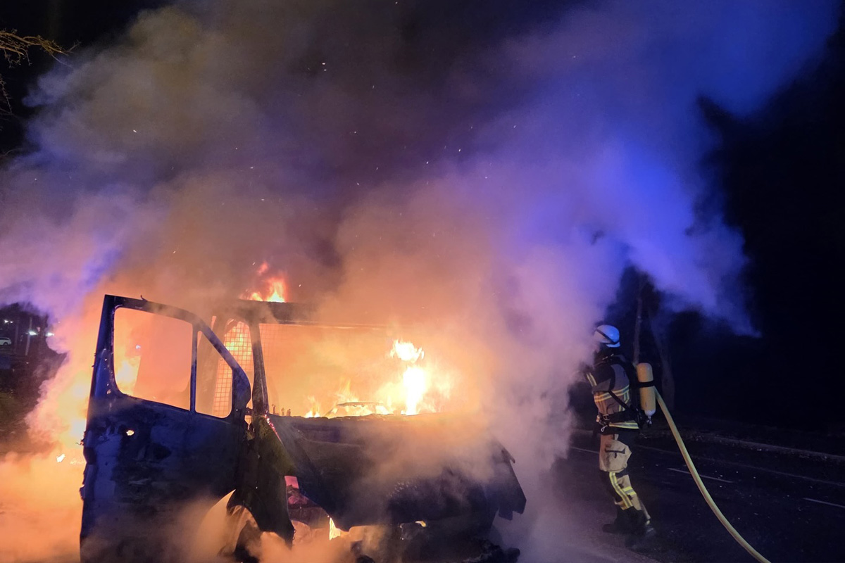 Essen NW – Kleintransporter bei Brand zerstört