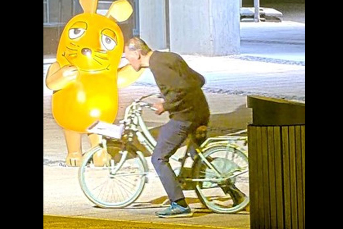 Köln NW – Fahndung nach Brandstiftung an WDR-„Maus-Statue“