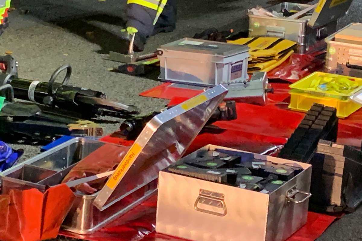 Oberhausen NW – Motorradfahrer unter Pkw eingeklemmt und schwer verletzt