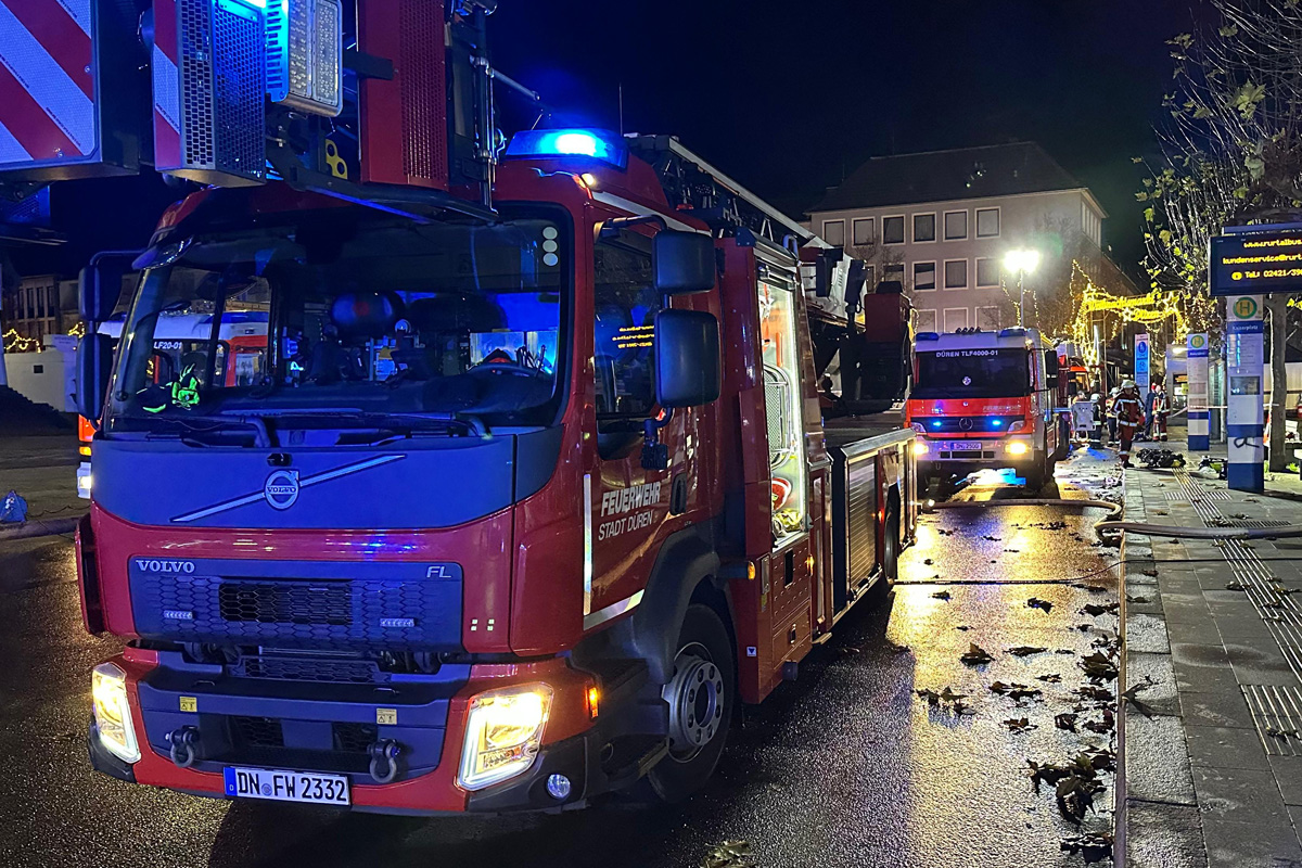 Düren NW – Acht Personen bei Brand gerettet – Zwei Verletzte