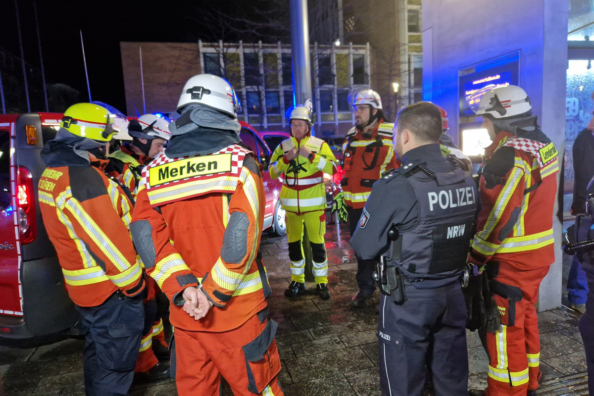Düren NW – Acht Personen bei Brand gerettet – Zwei Verletzte