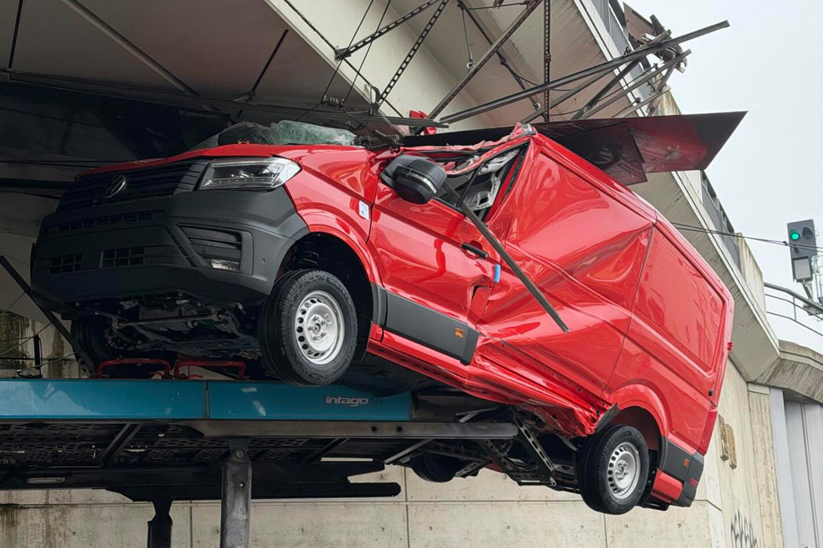 Dresden SN – Autotransport bleibt unter Brücke stecken und verliert Ladung