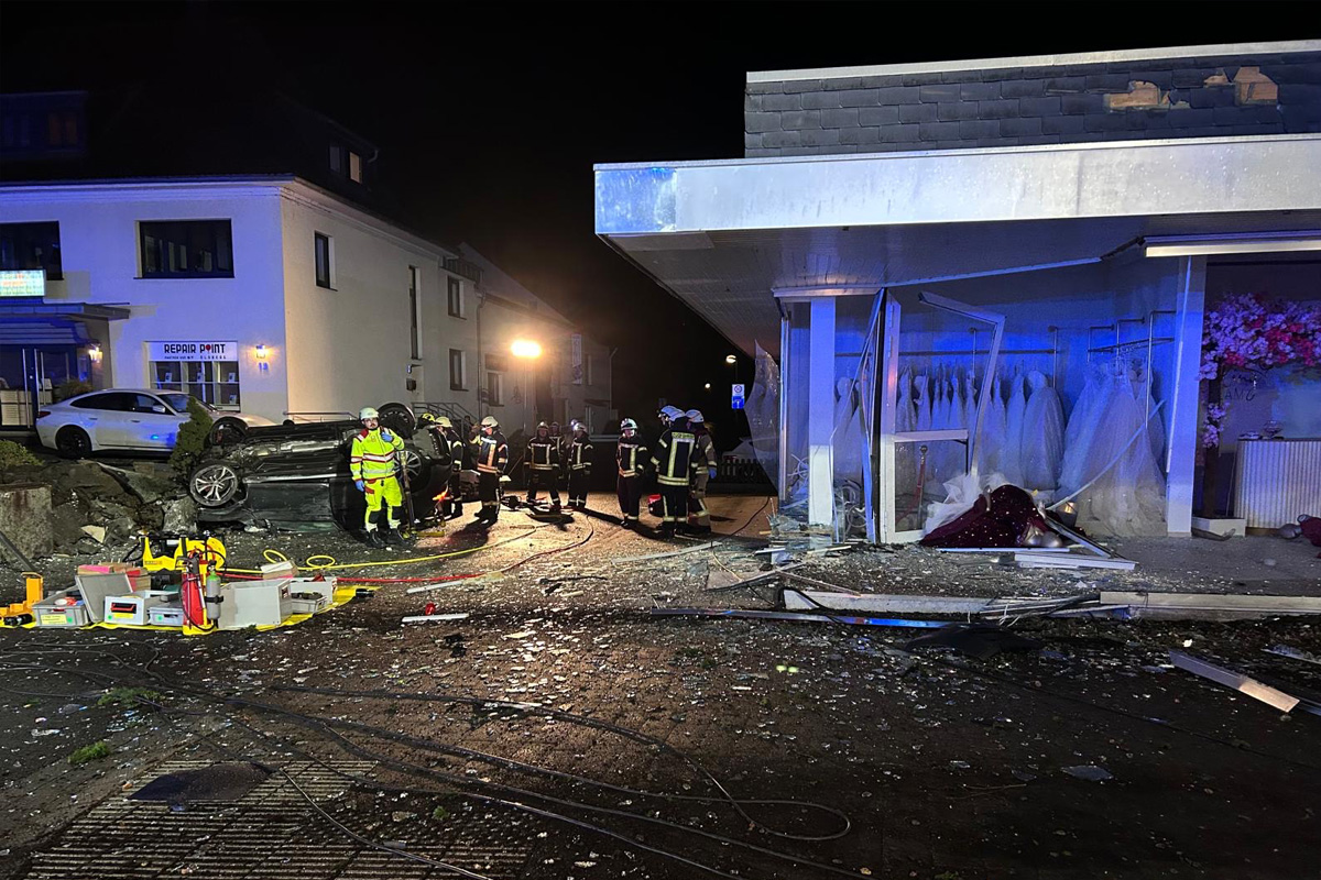 Olsberg NW – Drei Schwerverletzte nach Kollision mit Schaufenster