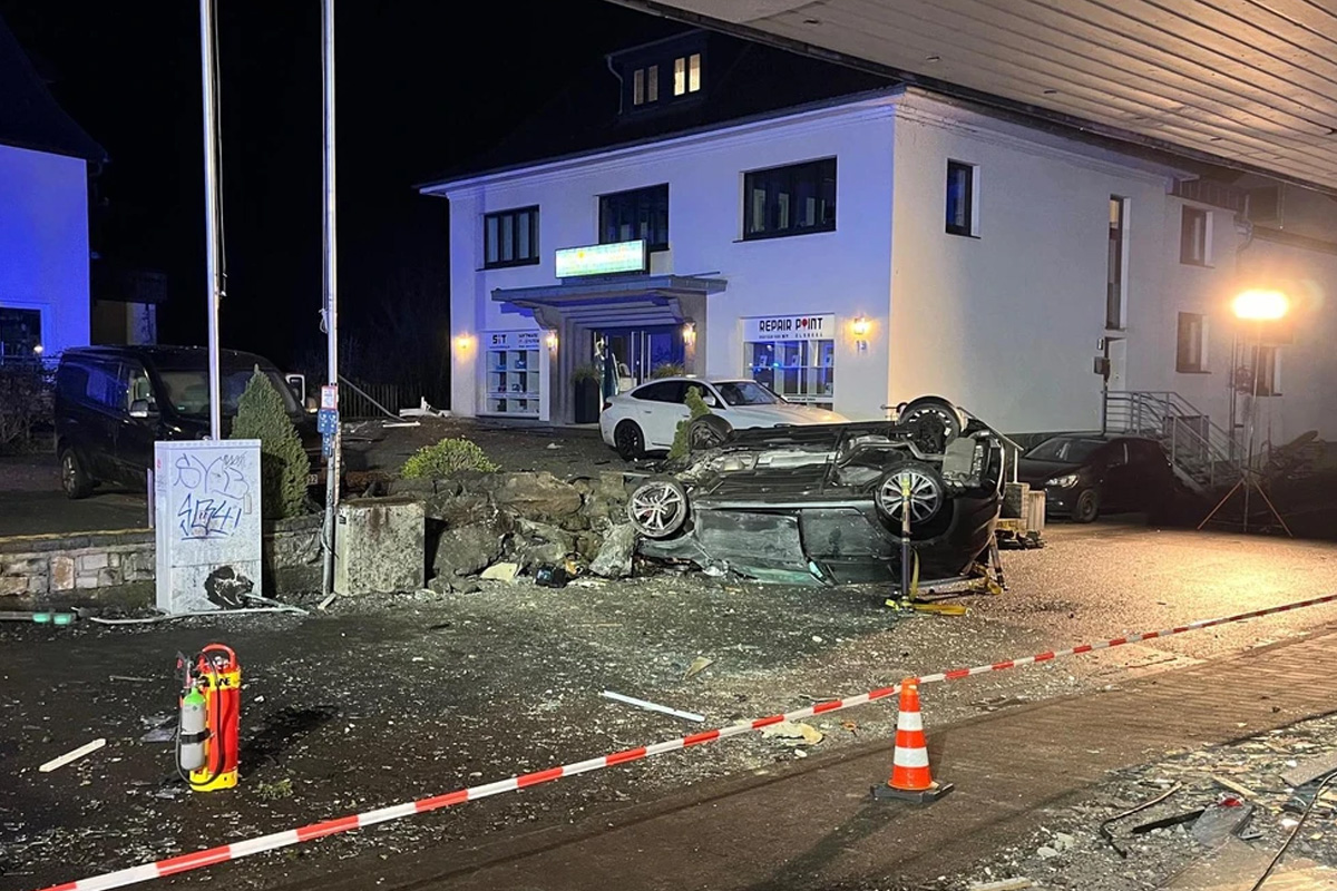 Olsberg NW – Drei Schwerverletzte nach Kollision mit Schaufenster