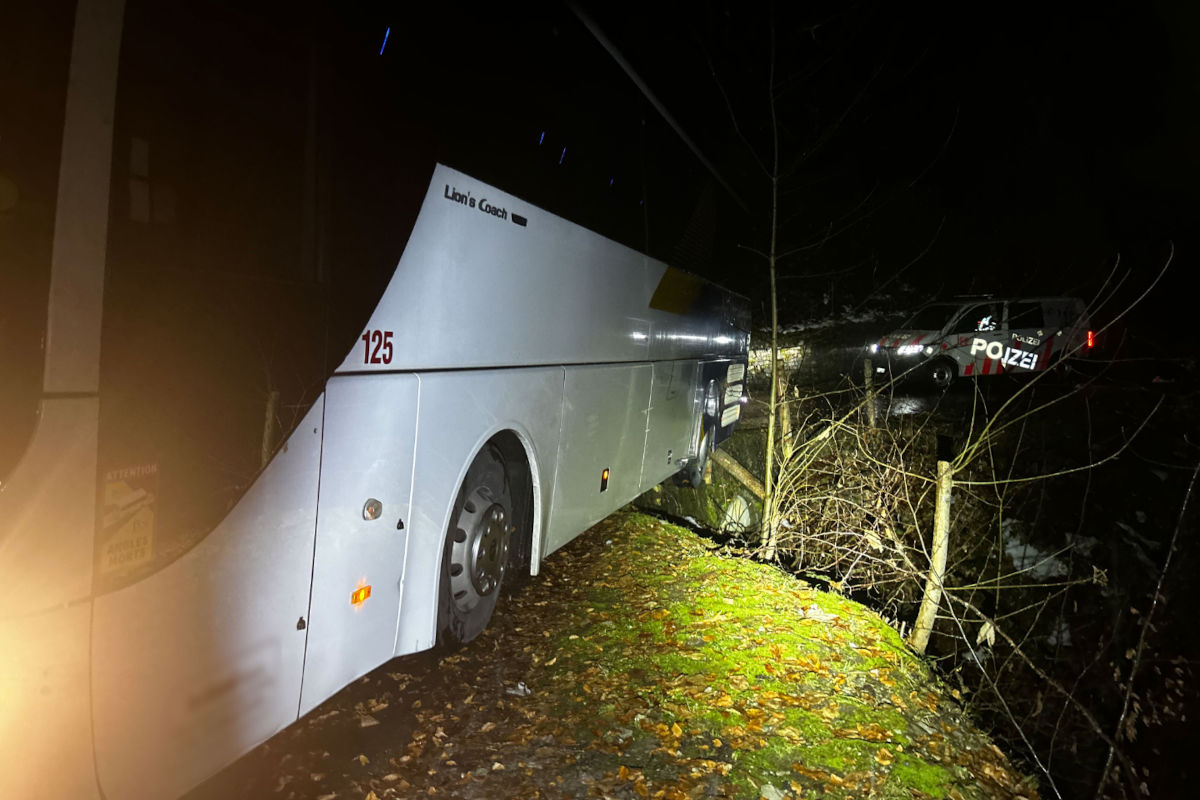 Flüeli-Ranft OW – Reisebus bleibt auf gesperrter Strasse stecken