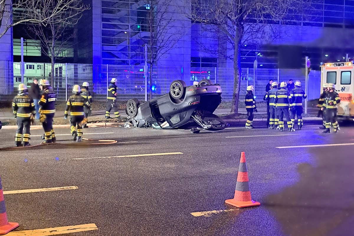 München BY – Zwei Tote bei schwerem Unfall von Renault und Porsche
