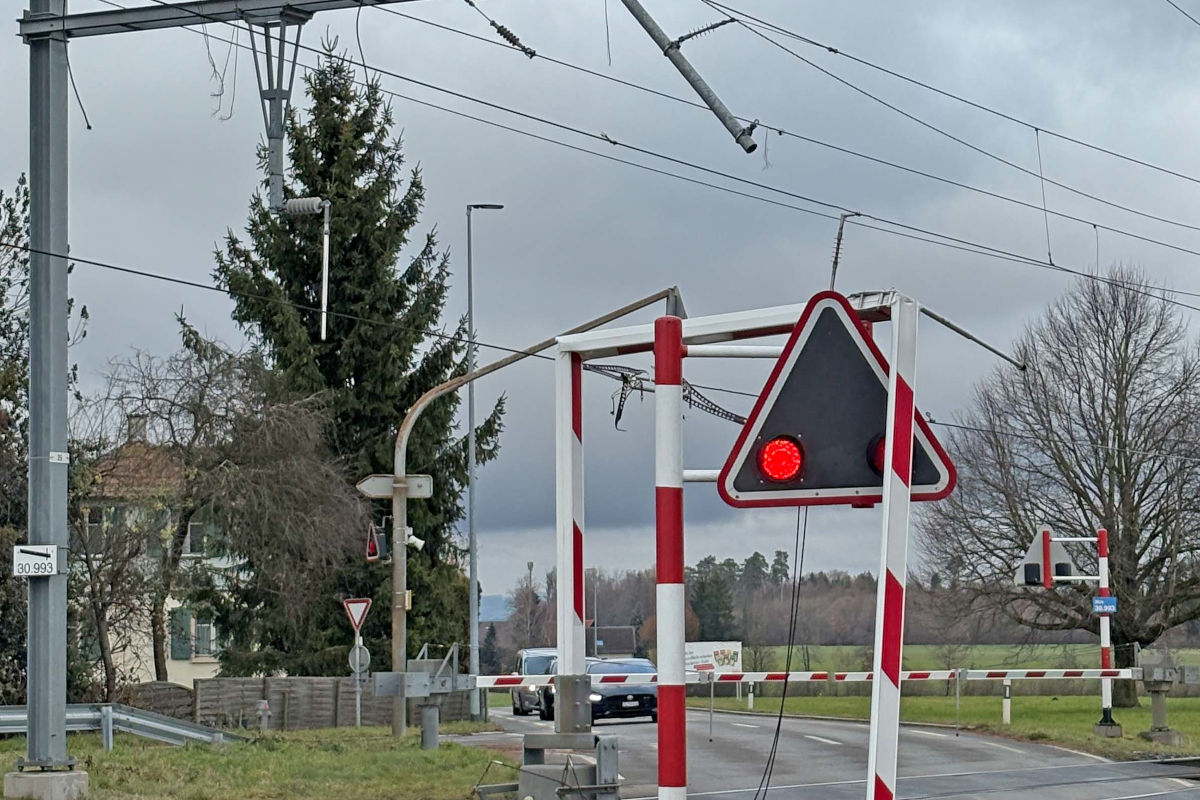 Unfall in Siegershausen TG – Lastwagen reisst Fahrleitung ab