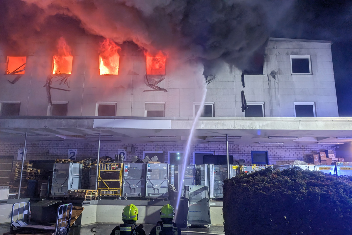 Hattersheim am Main HE – Brand von Akkus und Solarpanelen in Gewerbeobjekt