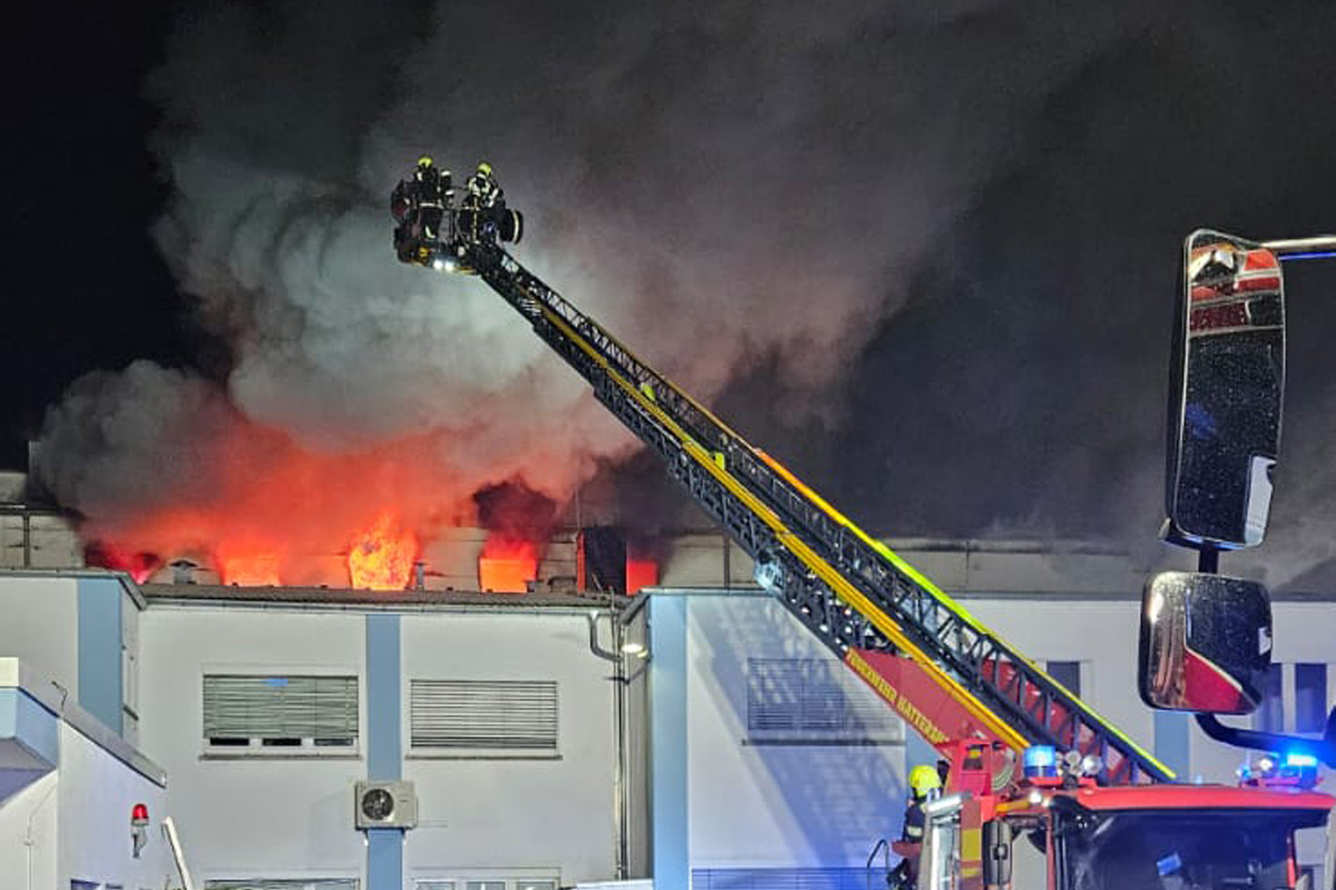 Hattersheim am Main HE – Brand von Akkus und Solarpanelen in Gewerbeobjekt