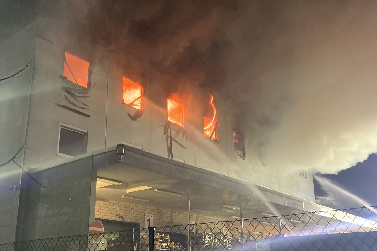 Hattersheim am Main HE – Brand von Akkus und Solarpanelen in Gewerbeobjekt