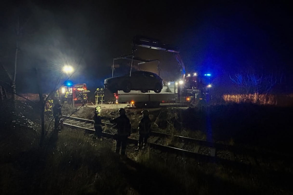 Unfall in Strasshof NÖ – Pkw rutscht über Böschung auf Bahngleis