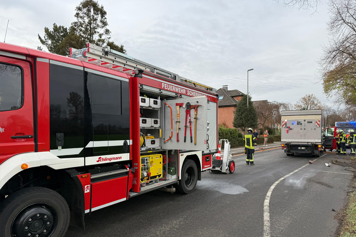 Schermbeck NW – Lieferwagen prallt auf parkendes Auto