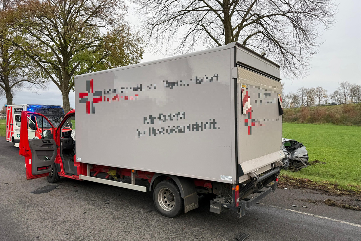 Schermbeck NW – Lieferwagen prallt auf parkendes Auto