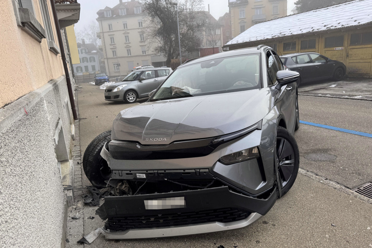 Das Auto der 77-jährigen Lenkerin nach der Kollision mit der Hausfassade